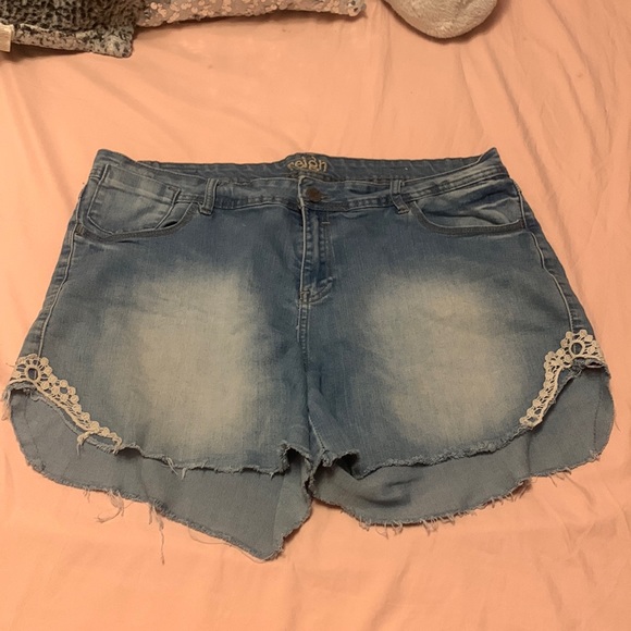 Reign shorts lightly used with a small yellow stain - Picture 1 of 4